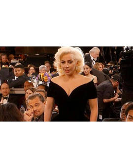 Curiosidades de la Gala de los Globos de Oro: Parece que a Di Caprio no le hace mucha gracia la presencia de Lady Gaga. XD