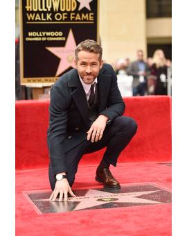 Ryan Reynolds recibe su estrella en el Paseo de la Fama de Hollywood.