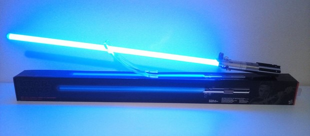 Llegado desde una Galaxia muy lejana --- "Star Wars: The Last Jedi The Black Series Rey (Jedi Training) Force FX Lightsaber" (Hasbro)