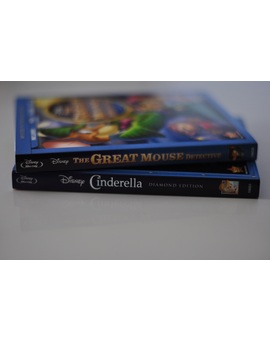 Ediciones USA con slip de cartón: "Cenicienta" y "Básil el ratón superdetective" -Lomos-