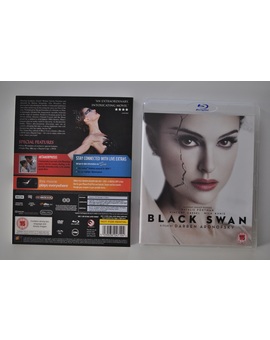 Edición UK con slip de cartón efecto rugoso y estuche blanco transparente: "Cisne negro"