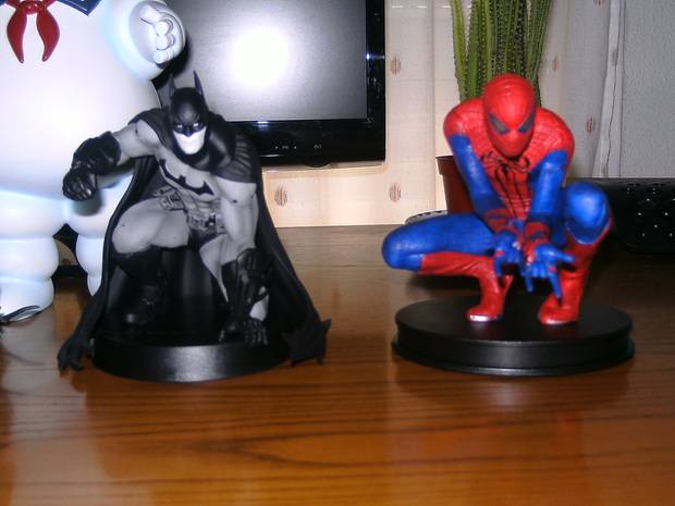 Comparativa figuras Batman y Spiderman