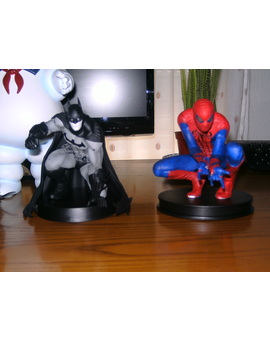 Comparativa figuras Batman y Spiderman