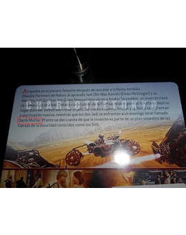 Leyendo la sinopsis de Star wars Episodio I en la edición steelbook mirar el nombre señalado