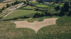 Aparece-un-logo-de-batman-en-un-terreno-de-barcelona-c_s