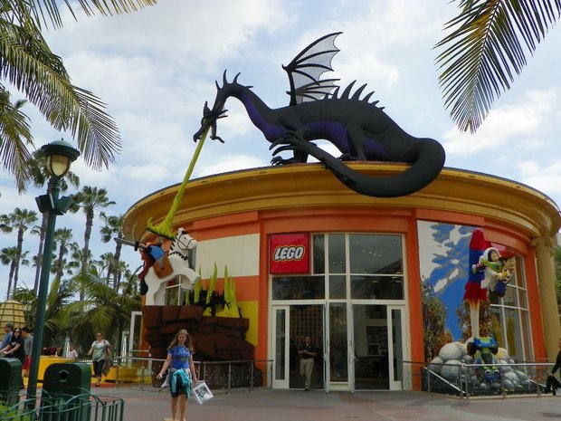 Y para los amantes de Lego...aquí podéis ver la escena emblemática de la lucha del dragón y el principe Felipe recreada con fichas de construcción lego.Ésta maravilla se encuentra en la Lego Store en Downtown Disney en Disneyland Resort.