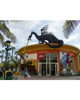 Y para los amantes de Lego...aquí podéis ver la escena emblemática de la lucha del dragón y el principe Felipe recreada con fichas de construcción lego.Ésta maravilla se encuentra en la Lego Store en Downtown Disney en Disneyland Resort.