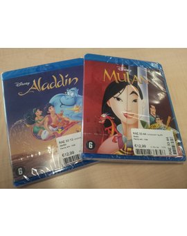 fotografía de la edición Disney blu ray física de "Aladdín" junto a la de "Mulan"