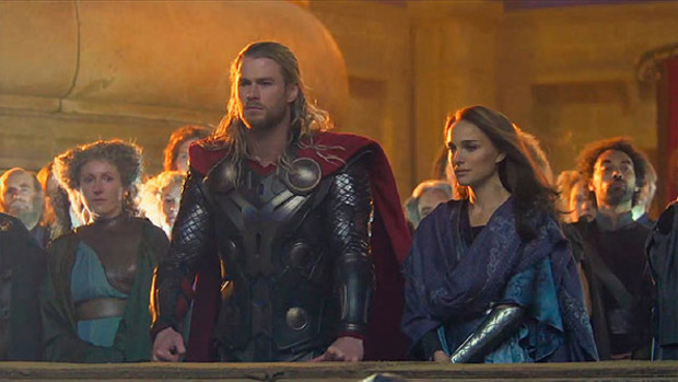 Chris Hemsworth y Natalie Portman en la película Thor 2 Un Mundo Oscuro.