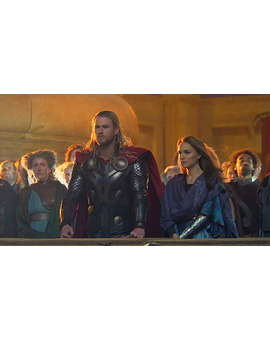 Chris Hemsworth y Natalie Portman en la película Thor 2 Un Mundo Oscuro.