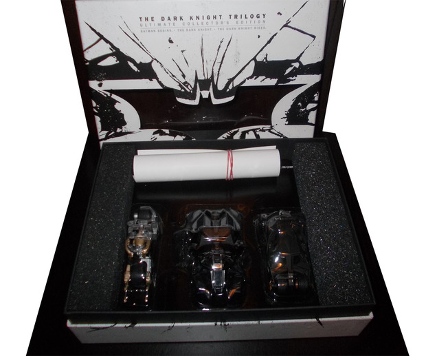 The Dark Knight Trilogy - Ultimate Collector's Edition (UK) - Interior 1 (vehículos y carta)