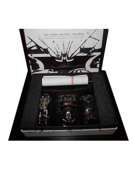 The Dark Knight Trilogy - Ultimate Collector's Edition (UK) - Interior 1 (vehículos y carta)