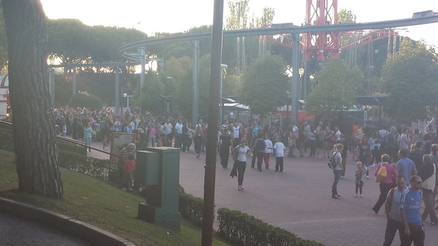 Todo esto para entrar en el walking dead del parque de atracciones!! flipad!!