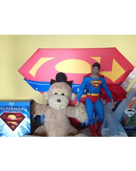 Con mi Superman de coleccionista comprado en Forbidden Planet London :)