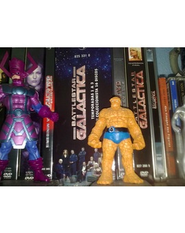 Galactus y La cosa custodiando la serie de BSG dvd