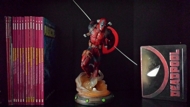 Rinconcito Deadpool con la figura recién llegada