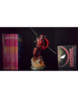 Rinconcito Deadpool con la figura recién llegada