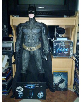 Pequeña colección compuesta por: Gran figura de Batman Begins y dos versiones en DVD, edición cartón 3 caras y edición metalica DVD+Blu-Ray El Caballero Oscuro