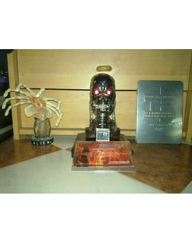 Cabeza Metal T-800 Edición limitada, fuera de su vitrina expositoria, Facehugger Alien y estuche metalico Ultimate DVD Terminator 2