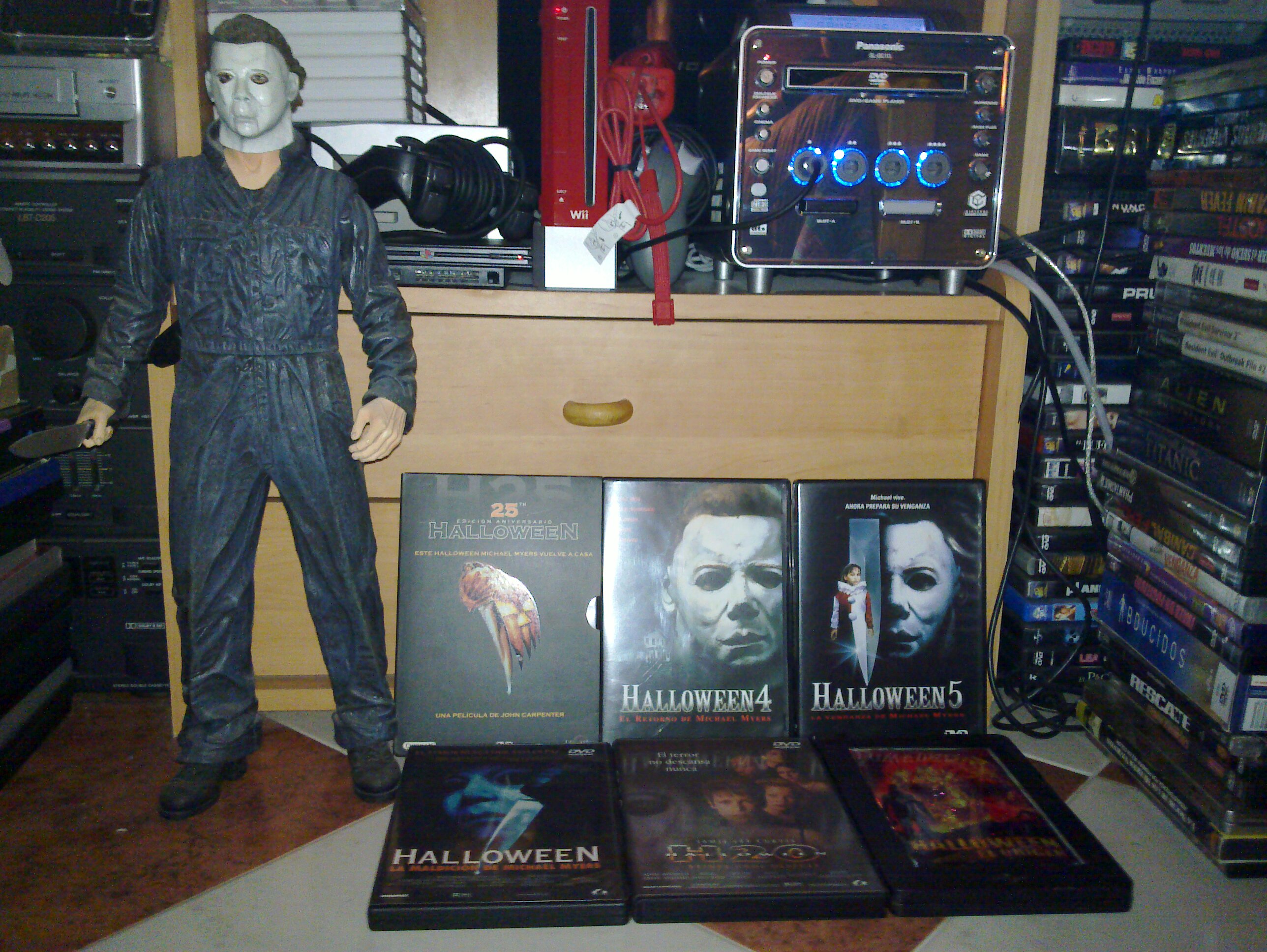 Pequeña Colección de Halloween: Figura Michael Myers, DVD's Halloween Ed. 25 Aniv. 2 Discos, 4, 5, Maldición Michael Myers, H20, Halloween El Origen (Edición Limitada: Terror de la Universal, Liquido rojo simulando sangre) Pequeña Colección de Halloween: Figura Michael Myers, DVD's Halloween Ed. 25 Aniv. 2 Discos, 4, 5, Maldición Michael Myers, H20, Halloween El Origen (Edición Limitada: Terror de la Universal, Liquido rojo simulando sangre)