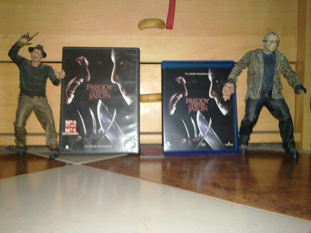 Pequeña Colección compuesta por: figuras de 18 CM de Freddy Krueger y Jason Vorhees + DVD y Blu-Ray de Freddy contra Jason