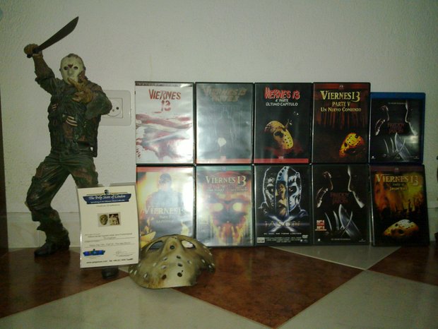Colección de Viernes 13 compuesta por: Figura de Jason Vorhees Viernes 13 Parte 7 la Pelicula, Mascara Replica Pro. Viernes 13 Parte 7 La Pelicula con certificado de autenticidad, DVD's Viernes 13: 2-10 (Las únicas partes que sale con su mascara de Hockey