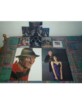 Pequeña Colección de la Saga Pesadilla en Elm Street y Freddy contra Jason compuesta por: Libro Guia Oficial de la película Freddy contra Jason 96 Págs, DVD y Blu-Ray, 2 Poster's Exclusivos y material publicitario