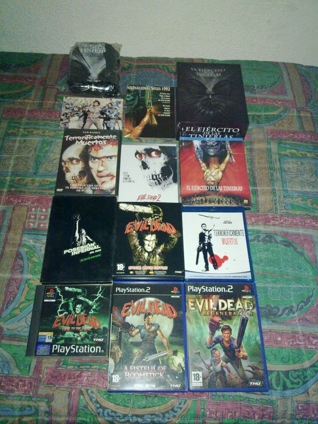 Pequeña Colección de EVIL DEAD Compuesta por : Trilogia EVIL DEAD PlayStation, Trilogia en DVD EVIL DEAD + Blu-Ray Terrorificamente Muertos y El Ejercito de las Tinieblas