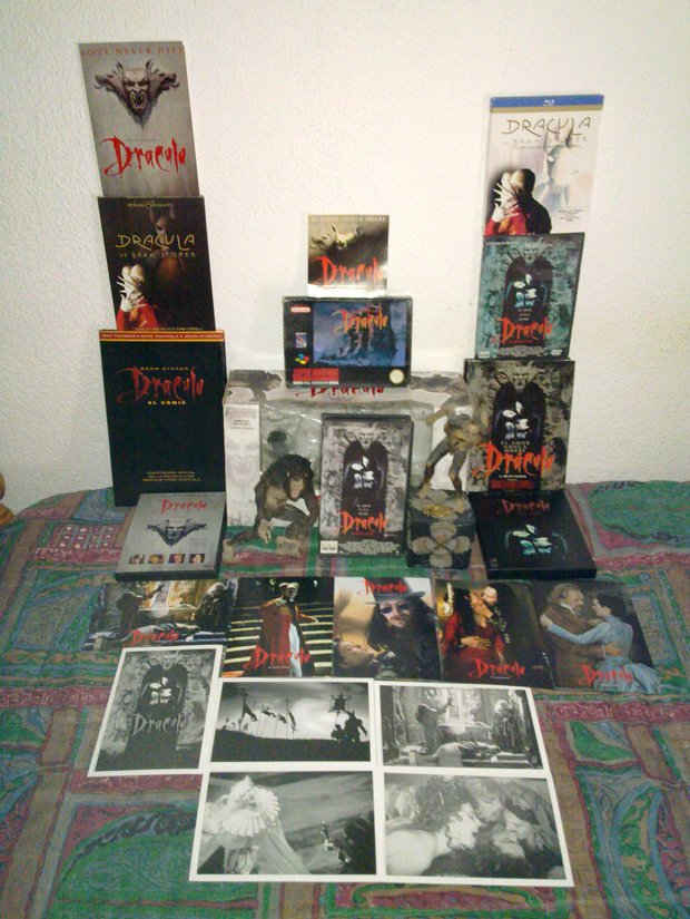 Colección Bram Stoker's Dracula (Francis Ford Coppola) compuesta por: VHS, ediciones DVD's, Blu-Ray, videojuego Oficial SNES, Pin dorado Oficial, Libro y Comic Adaptación Oficial, Figuras Oficiales: Vampiro y Hombre Lobo, 5 Postales Oficiales B/N-Color