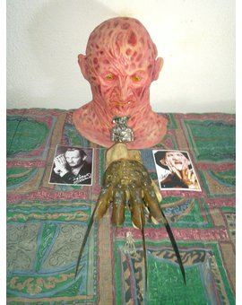 Tributo a Robert Englund (Saga Pesadilla en Elm Street, Freddy Krueger): Máscara de Latex de Pesadilla Final (La muerte de Freddy), Guante de cuchillas (Pesadilla 4), hebilla de cinturón, llavero-guante y 2 autógrafos firmados por Robert Englund