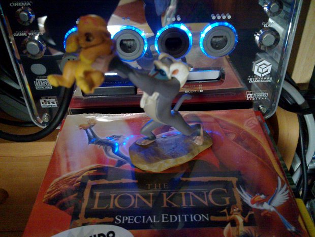 Figurita Rafiki levantando a Simba bebe (Señal del Rey) (El Rey León) (A petición de javibimba)