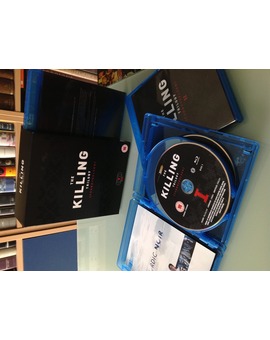 Excitación para las Navidades: acaba de llegarme The Killing Trilogy (Forbrydelsen), la fantástica serie policial danesa, con  9 discos y 38 horas de tensión.