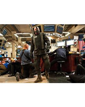 Bane en lo que parece la bolsa de Gotham City