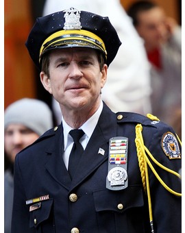 Mathew Modine en el papel de Nixon