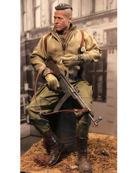 Nueva figura: Brad Pitt / Fury (2/4)