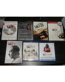 Saga SAW: SAW (DVD) SAW II (DVD) SAW III (DVD) SAW IV (DVD) SAW V (DVD) SAW VI (Blu-ray) SAW VII (Blu-ray 3D)