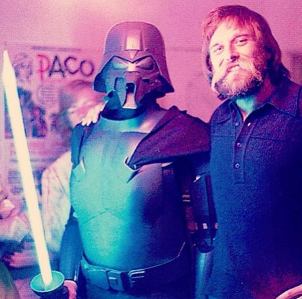 Quien está dentro de ese traje de DARTH VADER (1976), diseño de RALPH McQUARRIE, es JOE JOHNSTON. Le acompaña en la foto JOHN DYKSTRA