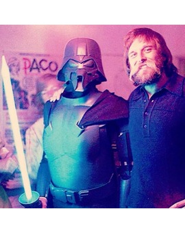 Quien está dentro de ese traje de DARTH VADER (1976), diseño de RALPH McQUARRIE, es JOE JOHNSTON. Le acompaña en la foto JOHN DYKSTRA