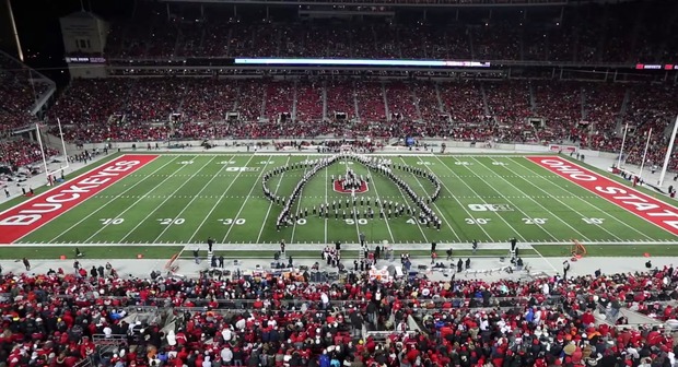 ¿Te gusta la música de las películas de SF? Pues mira a la Ohio State Marching Band interpretando "They come from Outer Space"