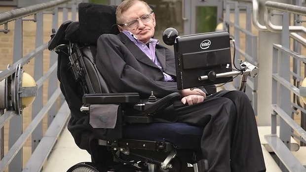 A STEPHEN HAWKING le gustaría hacer de villano en JAMES BOND. Pues a mi me parece genial la idea.