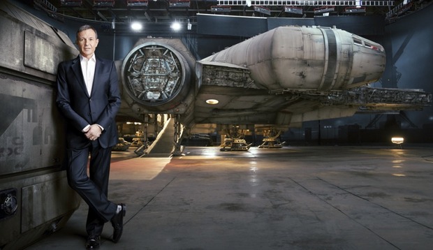 BOB IGER (Director Ejecutivo de Disney) en el set del HALCÓN MILENARIO
