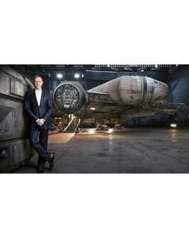 BOB IGER (Director Ejecutivo de Disney) en el set del HALCÓN MILENARIO