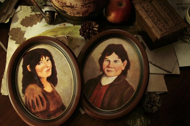 Este es el cameo final de PETER JACKSON, en los retratos de BUNGO BOLSÓN y BELLADONA TUK  que desde 1998 han aparecido en las películas y representan a PETER JACKSON y a su mujer FRAN WALSH.