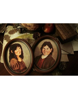 Este es el cameo final de PETER JACKSON, en los retratos de BUNGO BOLSÓN y BELLADONA TUK  que desde 1998 han aparecido en las películas y representan a PETER JACKSON y a su mujer FRAN WALSH.