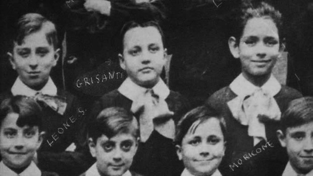 En esta foto de escuela hay dos muchachos que han hecho historia.