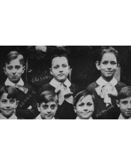 En esta foto de escuela hay dos muchachos que han hecho historia.