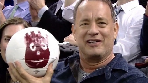 TOM HANKS se reencuentra con WILSON en un partido de hockey 