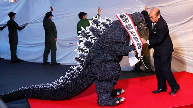 TOKIO concede la ciudadanía a GODZILLA. Sus destrucciones de la ciudad quedan perdonadas.