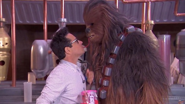 Así mantenía J.J. tranquilo a CHEWBACCA durante el rodaje de SWVII