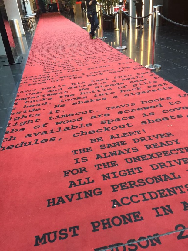 Este IMAX de Berlín tiene el guión de TAXI DRIVER en la alfombra.